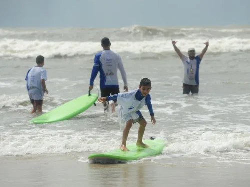 Projeto Resgate Surf no Sul leva educação ambiental e iniciação esportiva a jovens em Xangri-Lá