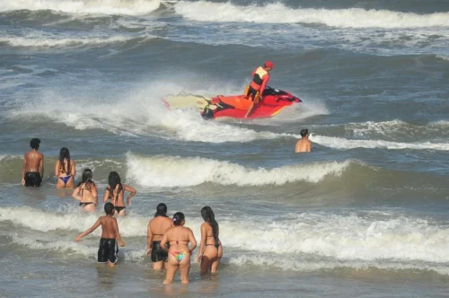 Balanço da Operação Verão aponta aumento de ações preventivas e reforça orientação aos banhistas 1 000 8300