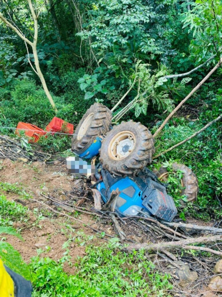 Mulher morre ap&oacute;s capotamento de trator no interior de Videira
