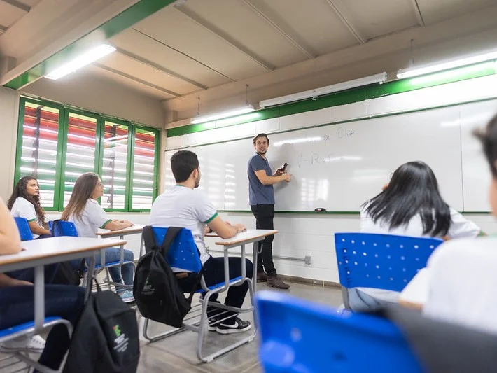 Reajuste do piso do magistério não leva automaticamente professores a pagarem mais imposto de renda, diz governo