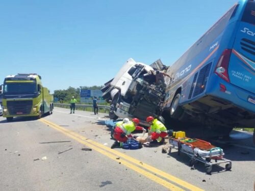 Colisão entre carreta e ônibus provoca seis mortes na BR-116, em Pelotas 1 606052568 880426821403256 6835254466392047443 n