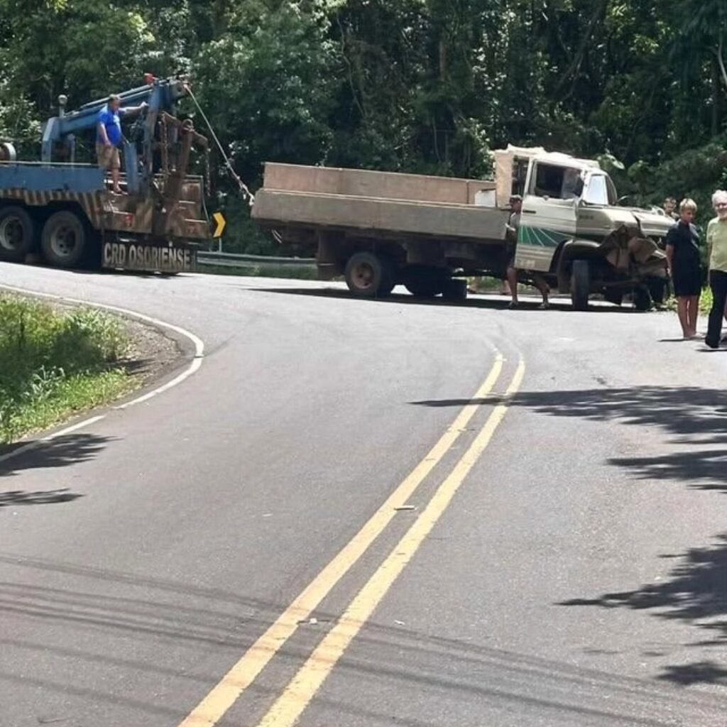 Caminh&atilde;o sai da pista no Morro da Bor&uacute;ssia e provoca congestionamento em Os&oacute;rio