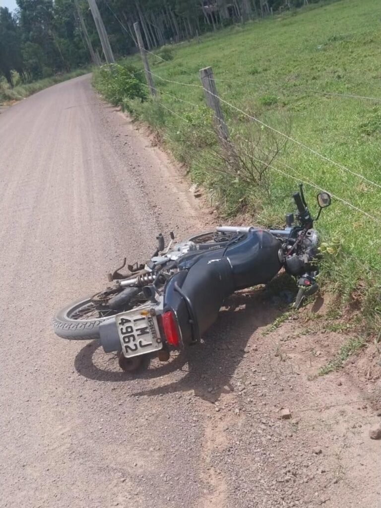 Motociclista fica ferido ap&oacute;s atingir fios de internet baixos em Os&oacute;rio