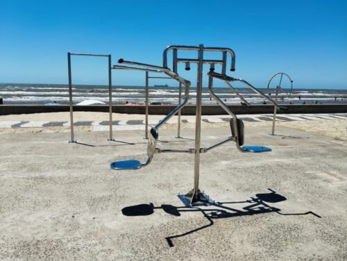 Novos aparelhos de ginástica são instalados na Beira-Mar em Tramandaí 1 610175559 18340558120228534 3437643384792635894 n