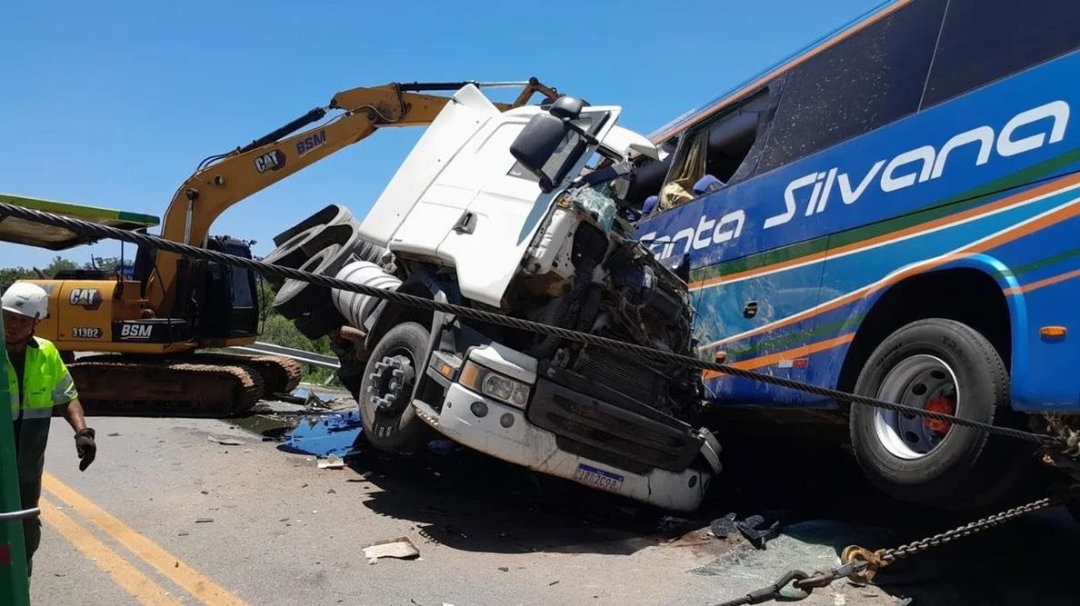 Colis&atilde;o entre carreta e &ocirc;nibus provoca seis mortes na BR-116, em Pelotas