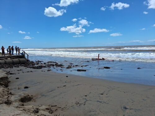 FORTE RESSACA DO MAR DERRUBA MONUMENTO SÍMBOLO DE ATLÂNTIDA SUL