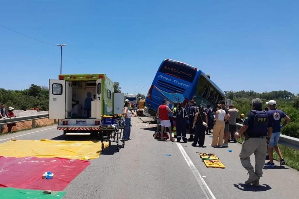 Motorista de caminh&atilde;o que causou acidente com 11 mortos em Pelotas disse estar mexendo no r&aacute;dio no momento da colis&atilde;o, afirma concession&aacute;ria