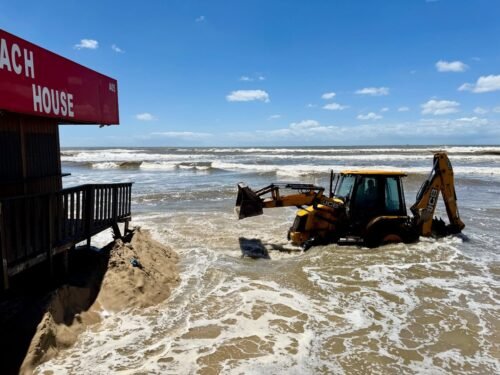 Prefeitura atua desde a madrugada após forte ressaca na orla