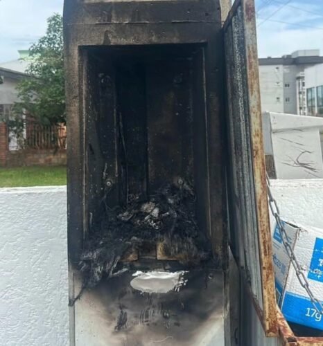 Incêndio atinge caixa de luz de poste em farmácia no Centro de Osório