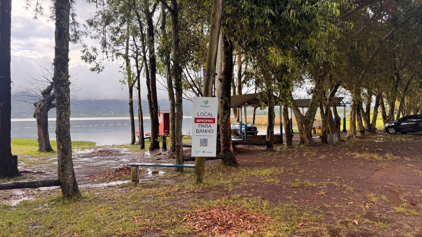 BOLETIM DA FEPAM APONTA LAGOA DO PEIXOTO COMO IMPRÓPRIA PARA BANHO EM OSÓRIO POR PROLIFERAÇÃO DE CIANOBACTÉRIAS E PLACA É INSTALADA NO LOCAL