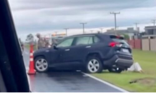 Um acidente de trânsito deixou ao menos quatro pessoas feridas na tarde desta segunda-feira (12), na ERS-389, a Estrada do Mar, em Xangri-Lá, no Litoral Norte do RS