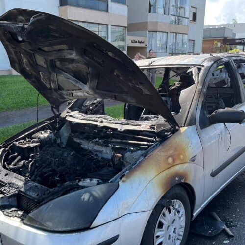 Carro fica destruído após incêndio no centro de Osório