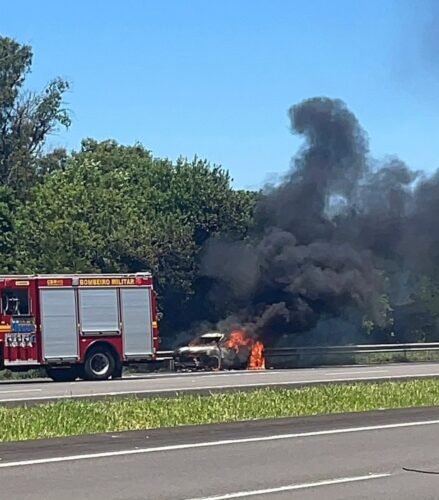 Veículo é destruído por incêndio na BR-290, em Osório 2 618698137 25391278017210586 6862080652977789599 n