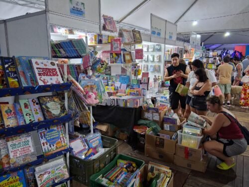 SHOWS MUSICAIS MARCAM A ABERTURA OFICIAL DA 13ª FEIRA DO LIVRO DE ATLÂNTIDA SUL 14 623696624 1333045978863966 4938127793931196320 n