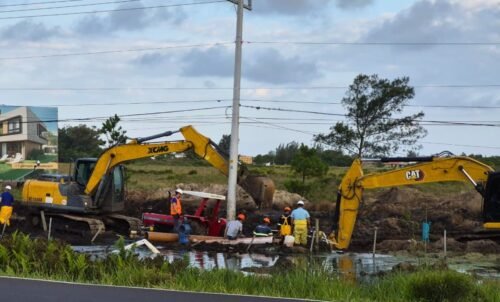 Corsan repara tubulação rompida por terceiros em rede de esgoto na Estrada do Mar