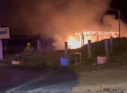 Incêndio destrói quiosque à beira-mar em Tramandaí