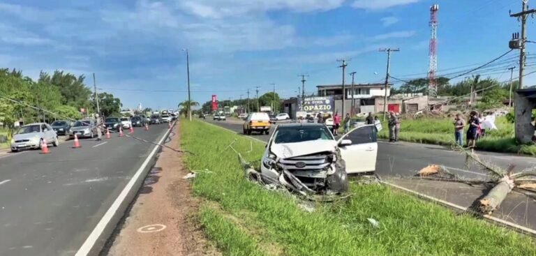 Veículo perde controle e derruba poste na ERS-030, causando transtornos no trânsito em Tramandaí 28 Poste Tdai 140126