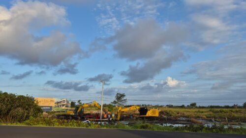 Corsan repara tubulação rompida por terceiros em rede de esgoto na Estrada do Mar 1 d90692f5 1111 4057 9a83 094538f0a0b5