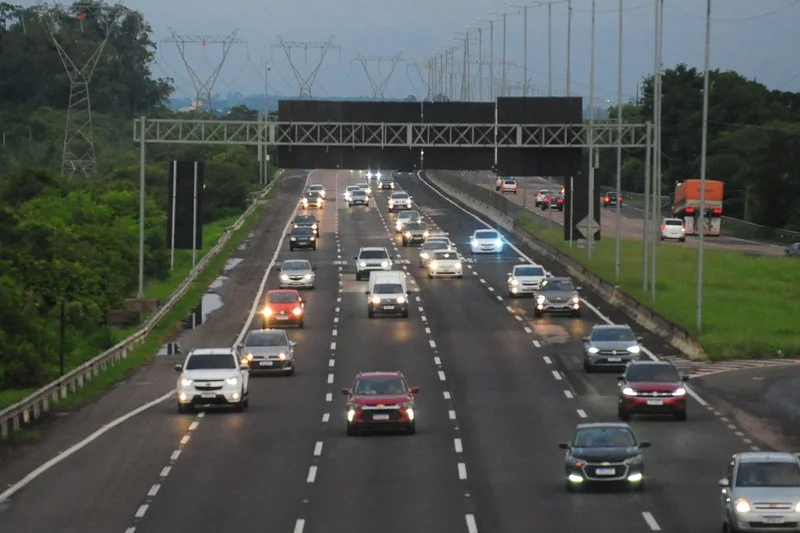 Mais de 50 mil ve&iacute;culos j&aacute; deixaram o Litoral rumo a Porto Alegre nesta Ter&ccedil;a de Carnaval