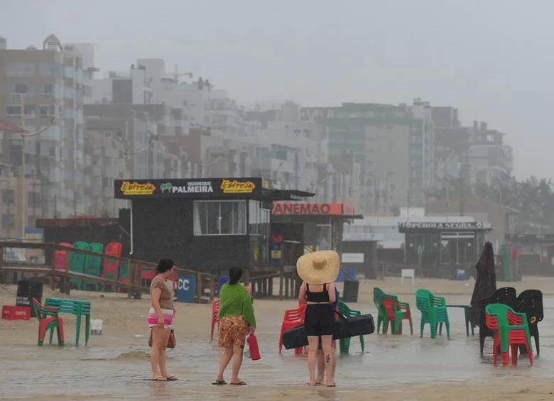Chuva esfria o S&aacute;bado e reduz movimento na orla de Cap&atilde;o da Canoa