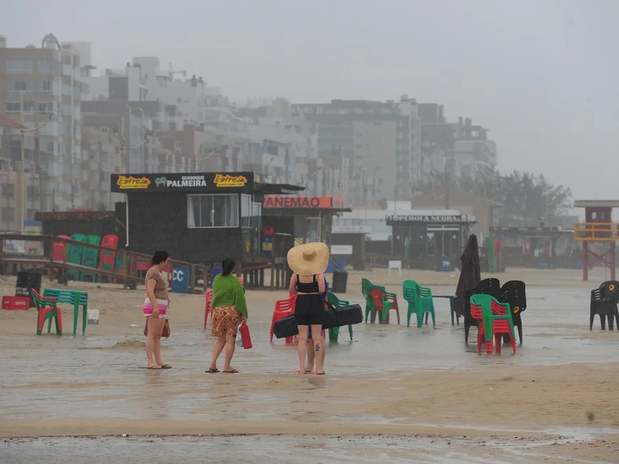 Chuva esfria o s&aacute;bado e reduz movimento na orla de Cap&atilde;o da Canoa