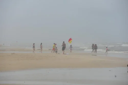 Chuva esfria o Sábado e reduz movimento na orla de Capão da Canoa 5 000 0531