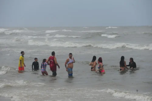 Chuva esfria o Sábado e reduz movimento na orla de Capão da Canoa 4 000 0548