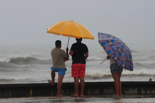 Chuva esfria o Sábado e reduz movimento na orla de Capão da Canoa 3 000 0558