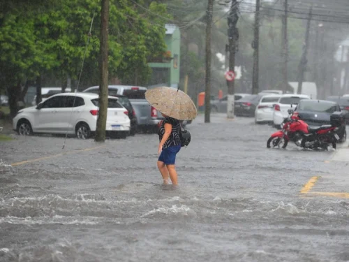 Chuva causa alagamentos e afasta banhistas em Capão da Canoa e Xangri-Lá
