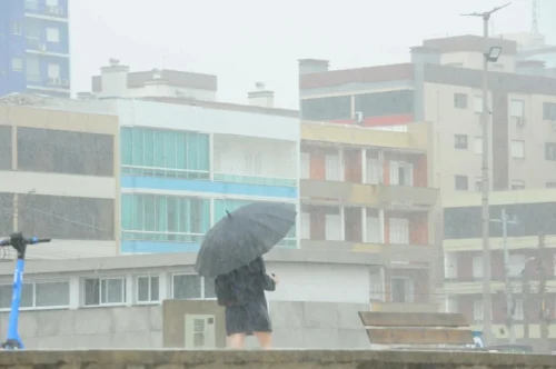 Chuva causa alagamentos e afasta banhistas em Capão da Canoa e Xangri-Lá 3 000 2214