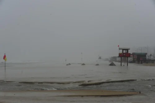 Chuva causa alagamentos e afasta banhistas em Capão da Canoa e Xangri-Lá 2 000 2223