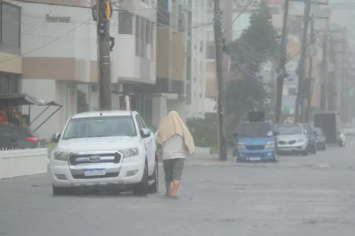 Chuva causa alagamentos e afasta banhistas em Capão da Canoa e Xangri-Lá 5 000 2234