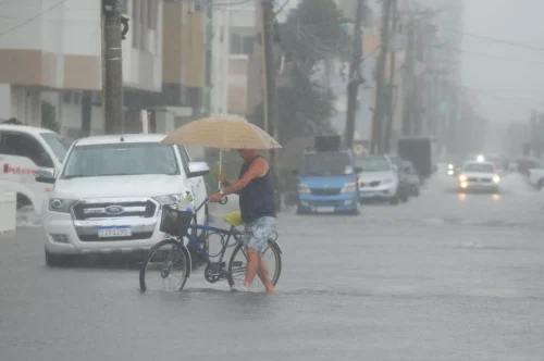 Chuva causa alagamentos e afasta banhistas em Capão da Canoa e Xangri-Lá 4 000 2242