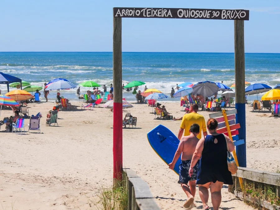 Ter&ccedil;a-feira de Carnaval &eacute; de c&eacute;u claro e mar limpo no balne&aacute;rio de Arroio Teixeira