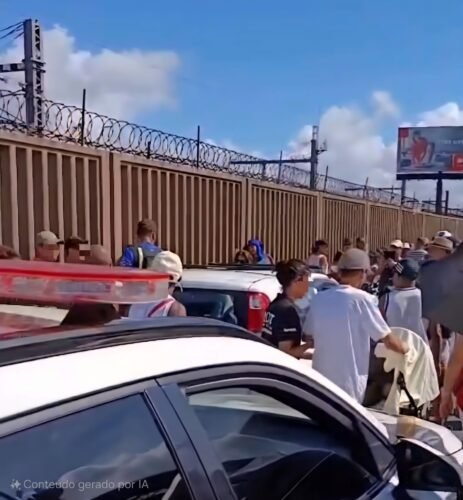 Homem avança com carro contra procissão em Porto Alegre e foge após abordagem policial