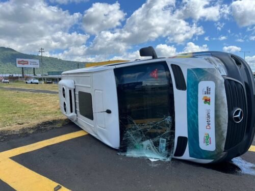 Van capota no trevo da RS-030 em Osório na Manhã deste Domingo