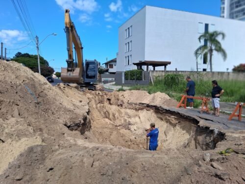 SECRETARIA MUNICIPAL DE OBRAS DE OSÓRIO REALIZA O CONSERTO DE TUBULAÇÕES PARA EVITAR ACÚMULO DE ÁGUA DA CHUVA