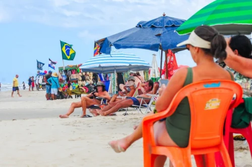 Com céu cinzento, Quarta-feira de Cinzas é de mar limpo e movimento menor na beira-mar de Imbé 2 6258072D 1669 40C4 B498 8A9FF7739C00 24058 00000226B8C738C1