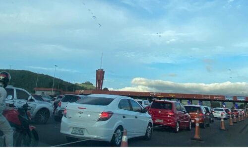Filas se formam nos Pedágios da Freeway nos Dois Sentidos neste Domingo