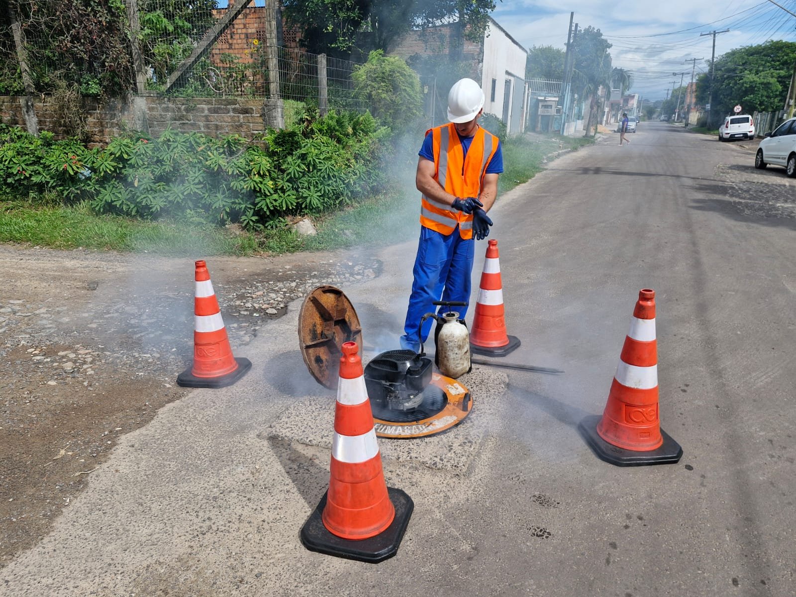 Corsan intensifica fiscaliza&ccedil;&atilde;o de liga&ccedil;&otilde;es irregulares de esgoto no Litoral Norte com uso de fuma&ccedil;a n&atilde;o t&oacute;xica
