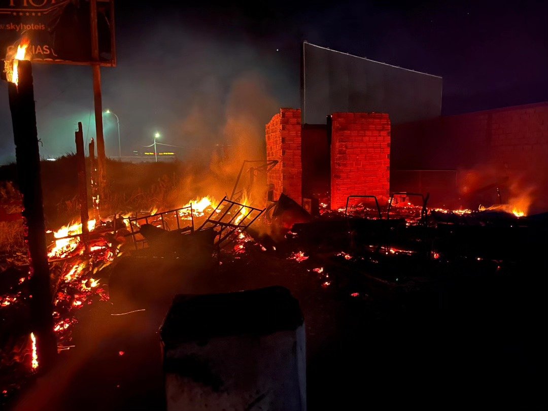 Inc&ecirc;ndio atinge resid&ecirc;ncias no bairro Laranjeiras, em Os&oacute;rio