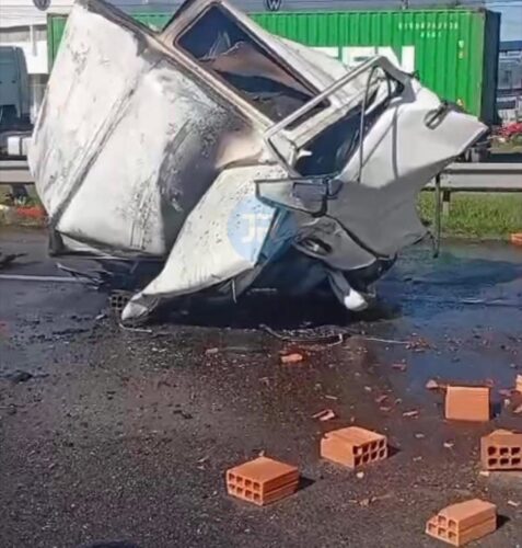 Três pessoas morreram no grave acidente registrado na manhã desta Quarta-feira (18) na BR-101, em Itajaí/SC 2 634642891 1515395270150212 158434144858679962 n