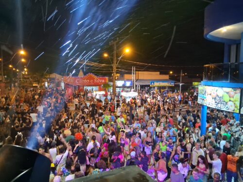 CARNAVAL DE ATLÂNTIDA SUL REÚNE MILHARES DE FOLIÕES EM SÁBADO DE PURA ALEGRIA