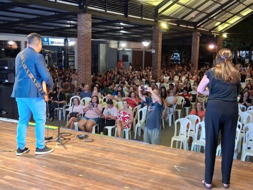 ABERTURA DO ANO LETIVO PARA OS PROFISSIONAIS DA EDUCAÇÃO DA REDE MUNICIPAL DE ENSINO DE OSÓRIO É MARCADA POR PALESTRA SHOW NO LARGO 5 638253183 1351533223681908 8127602910794769483 n 1