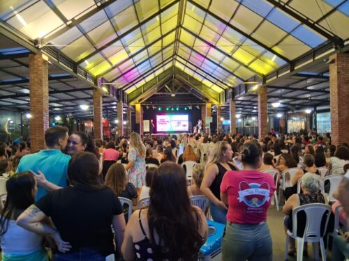 ABERTURA DO ANO LETIVO PARA OS PROFISSIONAIS DA EDUCAÇÃO DA REDE MUNICIPAL DE ENSINO DE OSÓRIO É MARCADA POR PALESTRA SHOW NO LARGO 8 638267321 1351533090348588 6495862387536944231 n 1