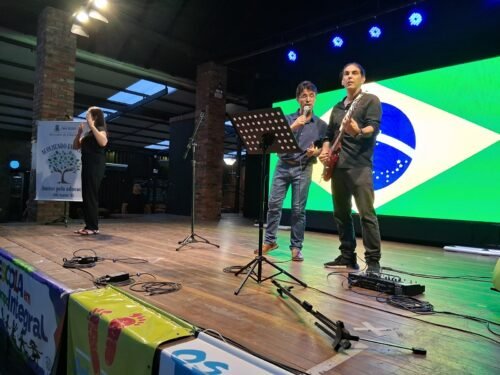 ABERTURA DO ANO LETIVO PARA OS PROFISSIONAIS DA EDUCAÇÃO DA REDE MUNICIPAL DE ENSINO DE OSÓRIO É MARCADA POR PALESTRA SHOW NO LARGO