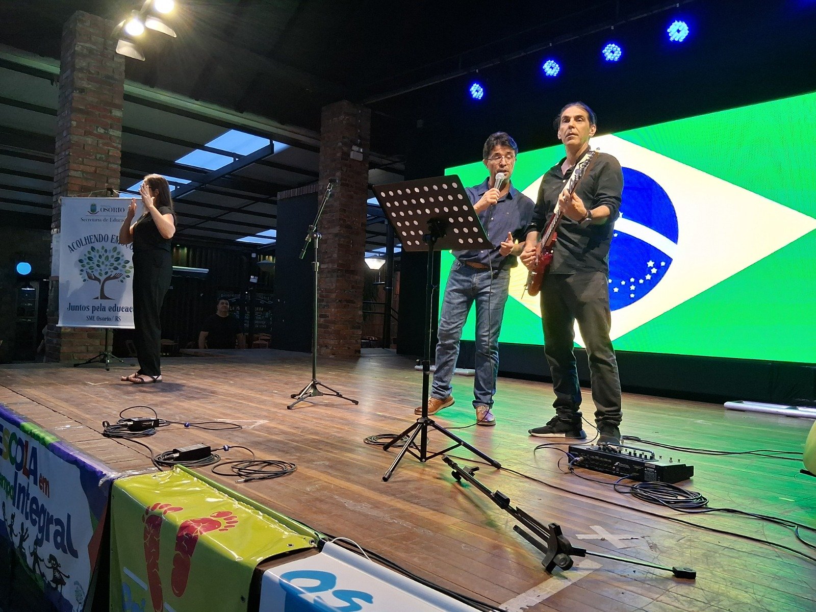 ABERTURA DO ANO LETIVO PARA OS PROFISSIONAIS DA EDUCAÇÃO DA REDE MUNICIPAL DE ENSINO DE OSÓRIO É MARCADA POR PALESTRA SHOW NO LARGO 13 640521165 1351532997015264 8763406788363468311 n