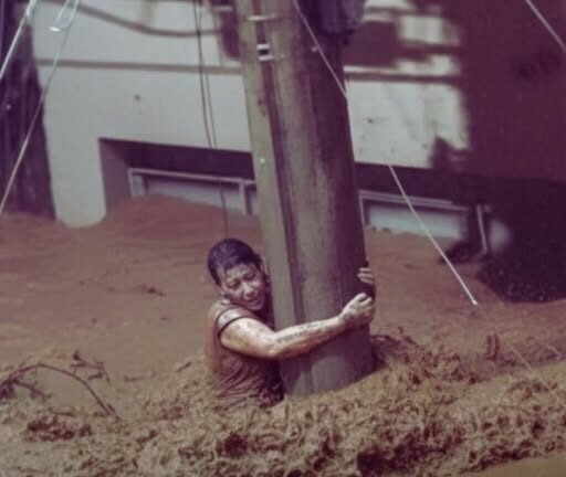 Mulher sobrevive ap&oacute;s ficar tr&ecirc;s horas agarrada a um poste durante enxurrada em Minas Gerais