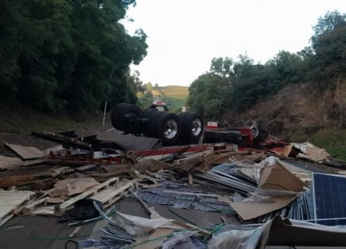 Carga de painéis solares espalhada e uma vítima fatal em Caseiros