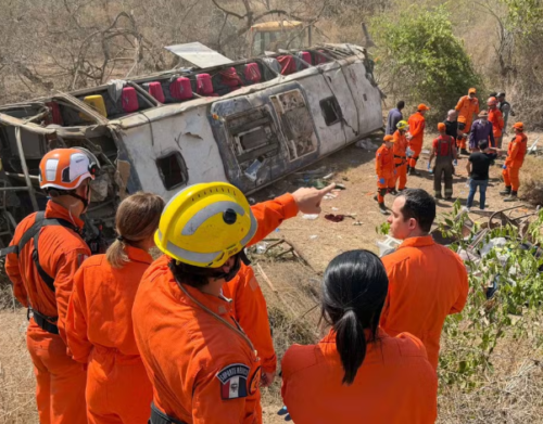 Ônibus com romeiros capota e deixa 15 mortos e feridos em São José da Tapera, em Alagoas
